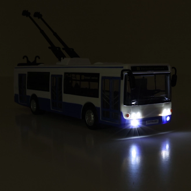 Trolleybus die haltes in het Tsjechisch meldt 28 cm blauw