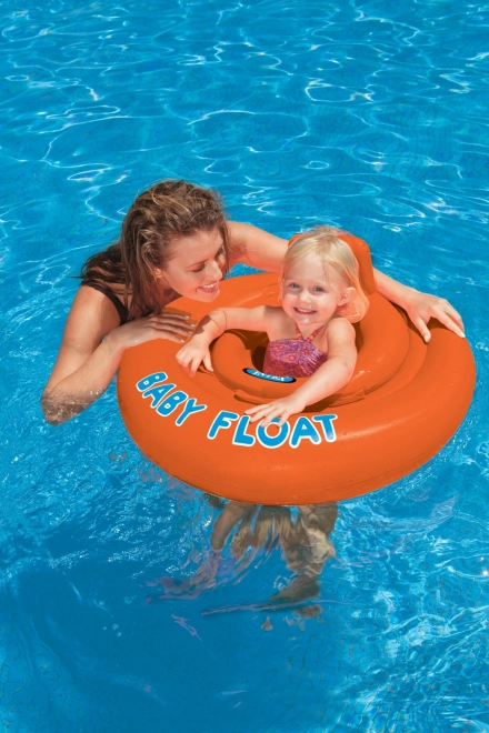 Kinder zitje voor in het water