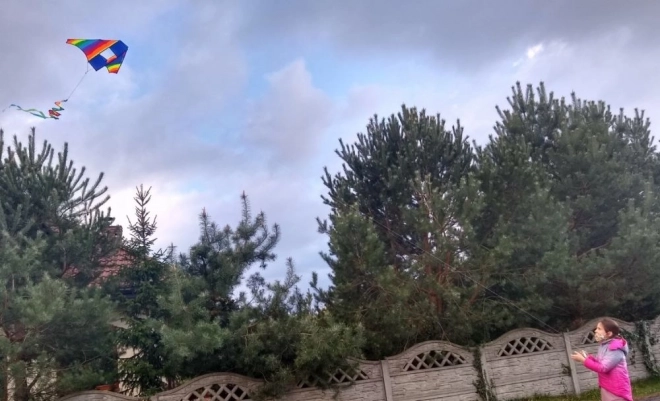 Kleurrijke vlieger met draaiende regenboog