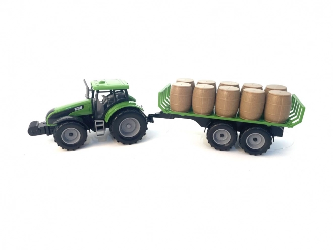 Tractor met vliegwiel en aanhanger vol hooi
