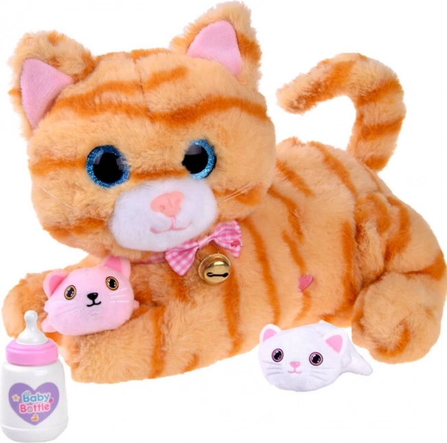Zachte knuffelkat met kittens