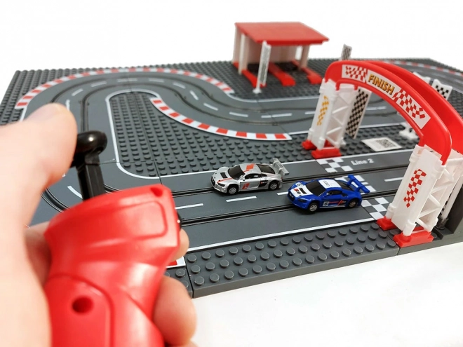 Racebaan met bouwauto's op afstandsbediening