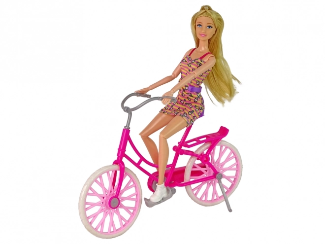 Pop op een roze fiets
