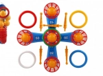 Kinder gooi spel met ringen en ballen in een net met mandjes