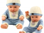 Babypop in gebreid blauw pakje met mutsje