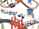 Houten treinbaan met brug en wagons