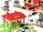 Mega grote boerderij met dieren en tractoren