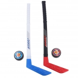 Kinderhockeysticks met pucks voor een hockeytoernooi