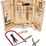 Houten kist met metalen gereedschap