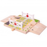 Houten spoorwegovergang met hekjes voor houten racebanen