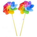 Kleurrijke windmolen met regenboogbladen