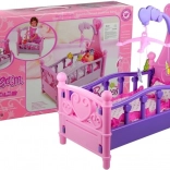 Grote kinderpoppenbed met mobiel en beddengoed