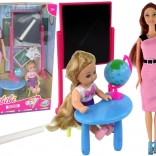 Lerares met leerling, schoolspeelset met bord en wereldbol