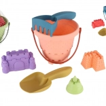 Kunststof zandset met emmer, schep, hark en 3 vormpjes in net