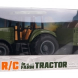 Groene op afstand bestuurbare tractor met aanhanger