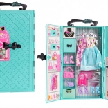 Blauwe kledingkast met kleding en accessoires voor poppen