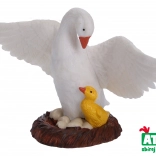 Beeldje van een gans met kuiken