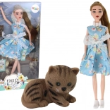 Pop Emily lente met lang haar in een blauwe jurk en met een kitten