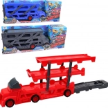 Rode vrachtwagen met transporter en racebaan