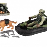 Militaire actieset met opblaasbare boot, soldaat en hond
