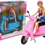 Pop op een roze scooter met helm, lang haar