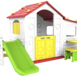 Groot kinderspeelhuis met glijbaan en rood dak