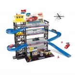 Grote parkeergarage met helikopterplatform